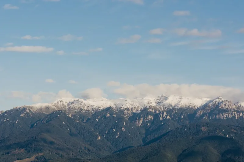 a snowy mountain range