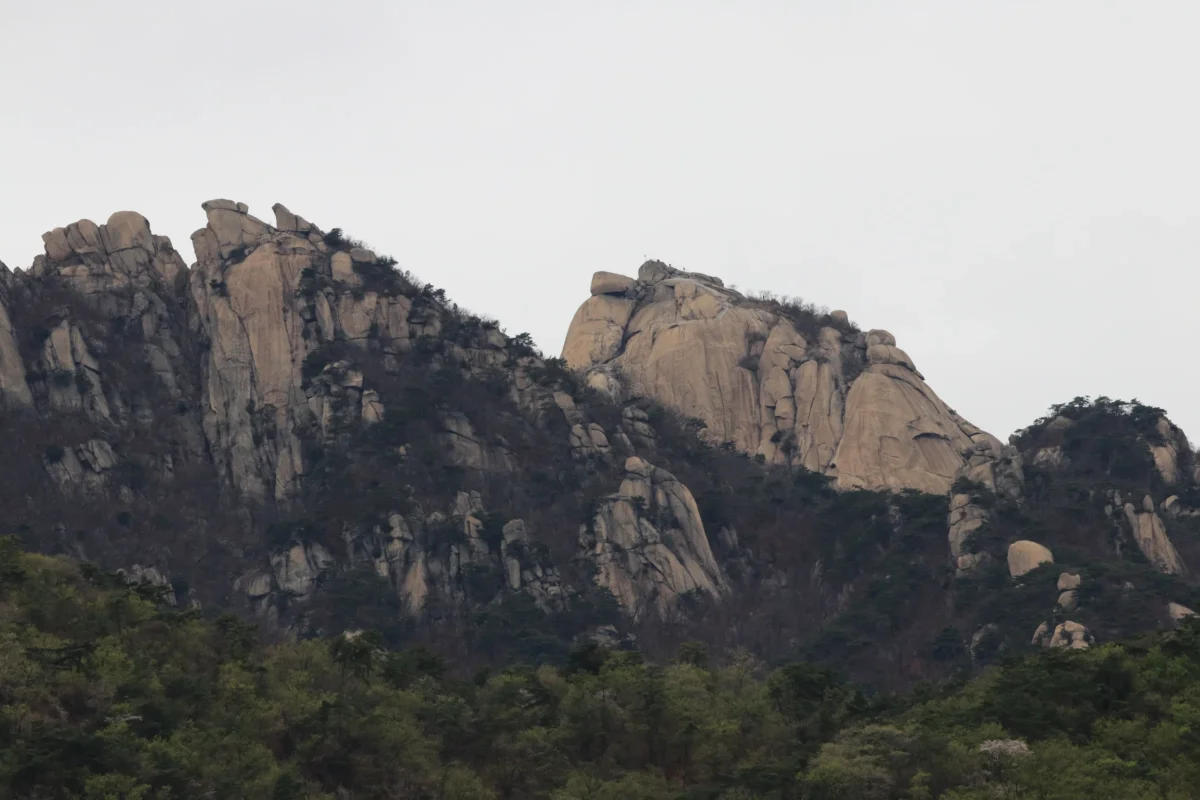 snow covered mountain under cloudy sky during daytime