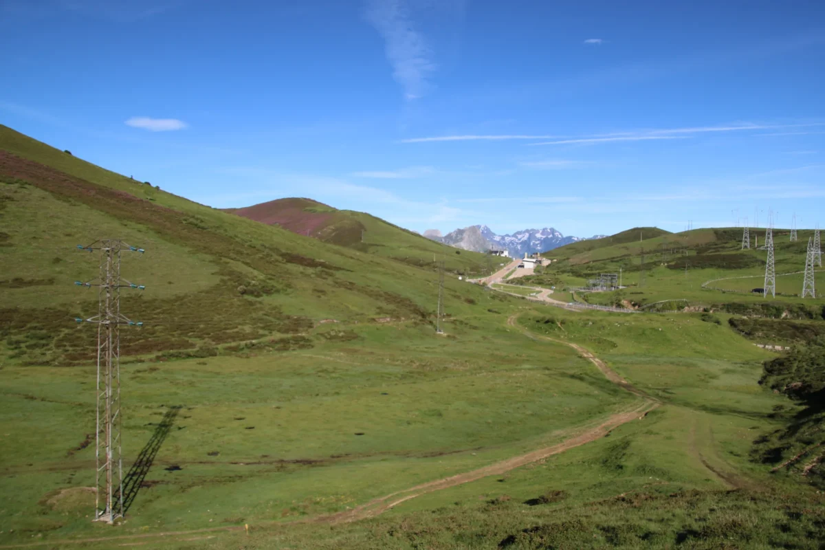 A view of a mountain range from a high point of view