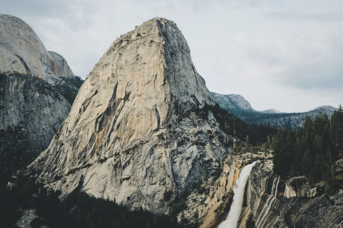 a dirt path in the middle of a mountain