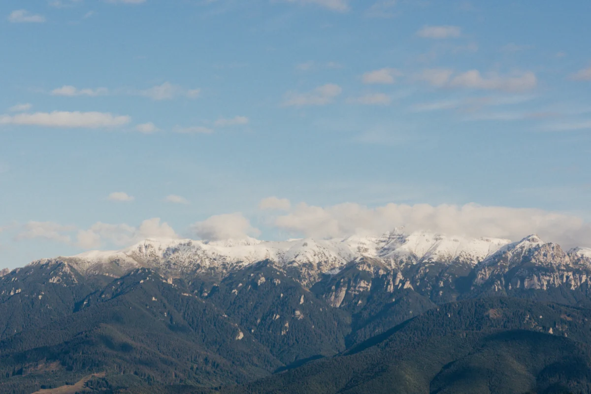 a snowy mountain range