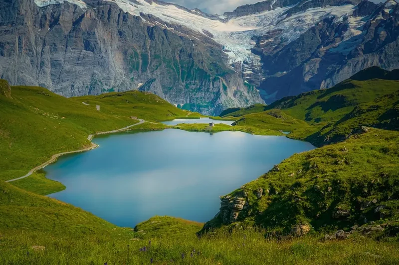 Mountain and nature scenery on the Bachalpsee Hike