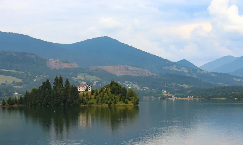 Mountain and nature scenery on the Balea Lake Loop