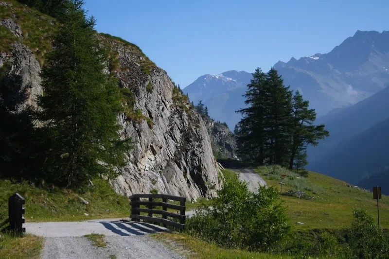 Mountain and nature scenery on the Faulhornweg Trail