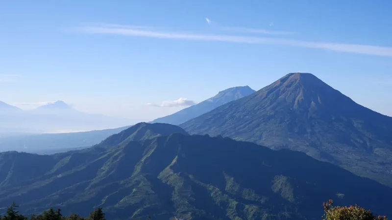 Mountain and nature scenery on the Gunung Rinjani Summit Trek
