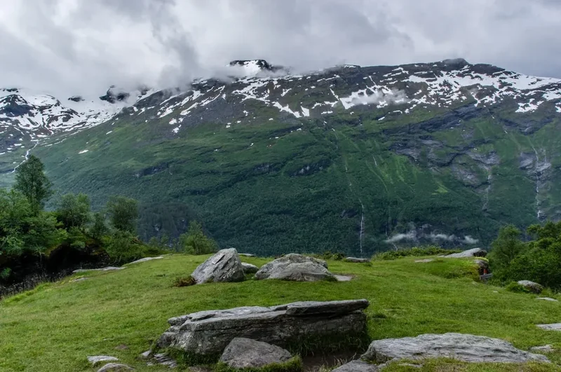 Mountain and nature scenery on the Husfjellet Summit Trail