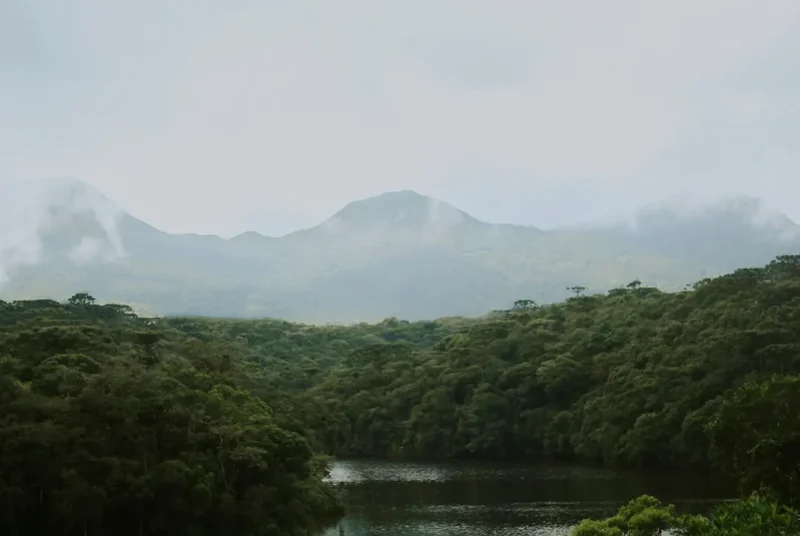 Mountain and nature scenery on the Lagoa Do Peixe Trail