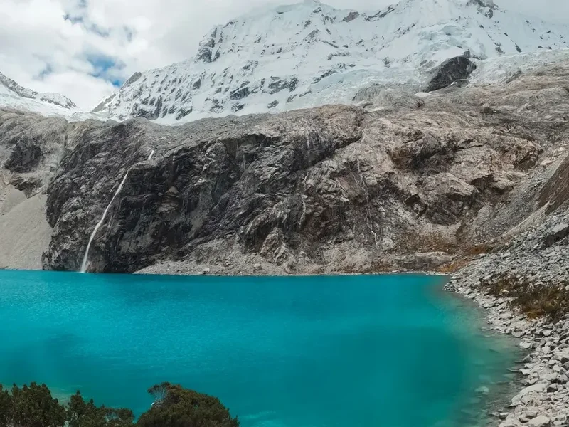 Mountain and nature scenery on the Laguna 69 Trail