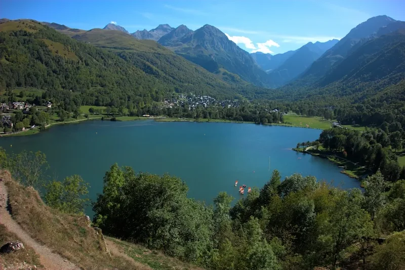 Mountain and nature scenery on the Les Lacs Dayous