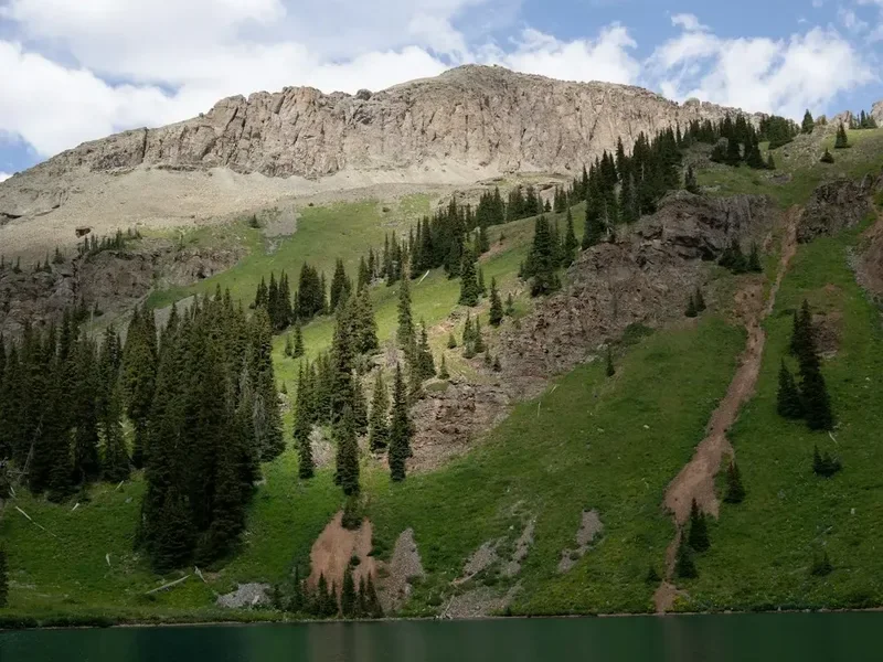 Mountain and nature scenery on the Lost Lake Trail