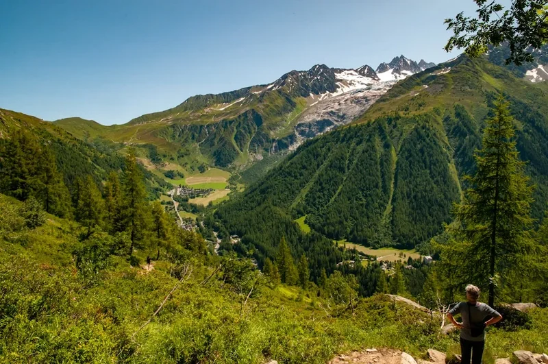 Mountain and nature scenery on the Mont Puget Hike