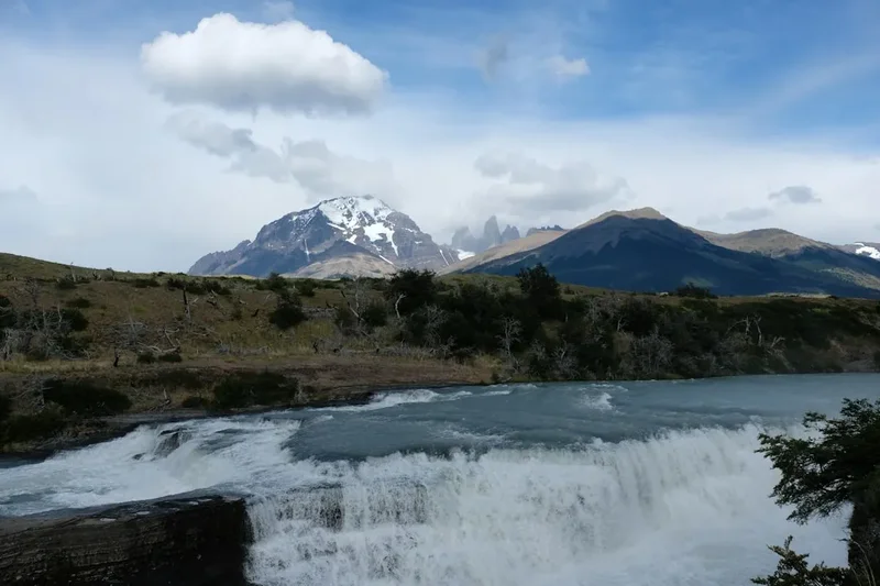 Mountain and nature scenery on the Pumalin Cascadas Trail