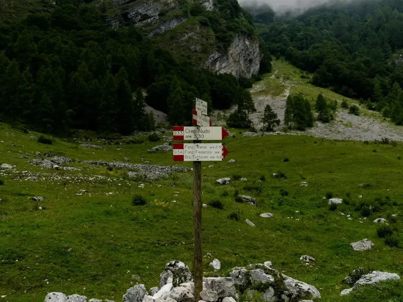 Mountain and nature scenery on the Rifugio Fuciade Hike