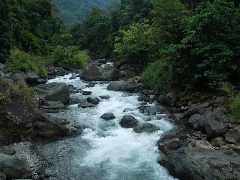 Mountain and nature scenery on the Rio Celeste Waterfall Trail