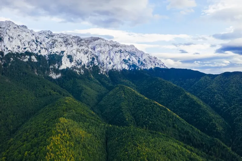 Mountain and nature scenery on the Suluklu Lake Trail