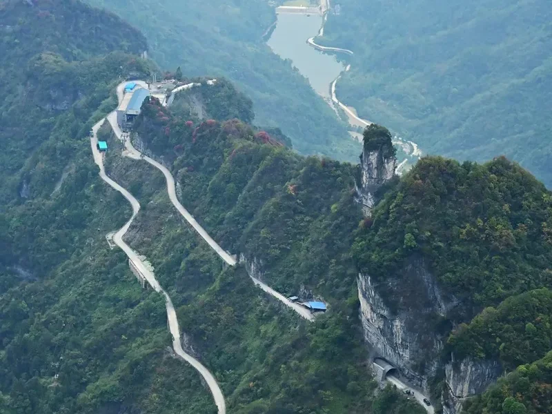 Hiking trail path on the Tiger Leaping Gorge