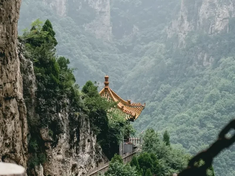 Mountain and nature scenery on the Tiger Leaping Gorge