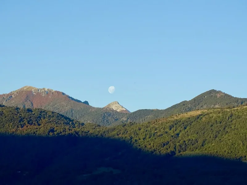 Mountain and nature scenery on the Valle De La Luna Trail